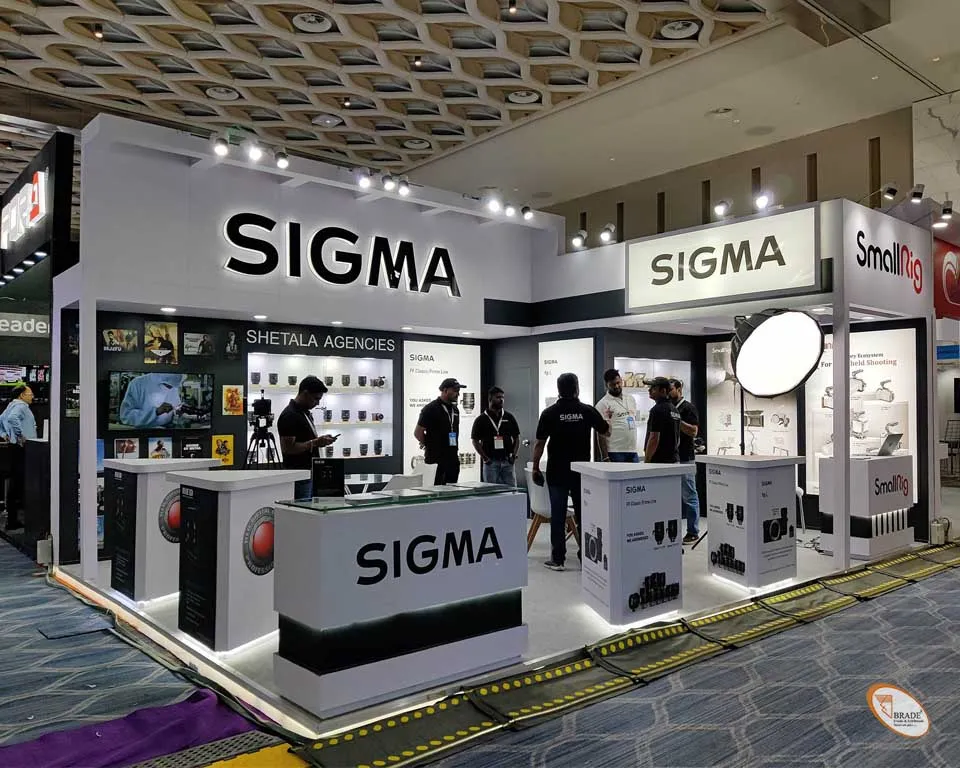 Functional exhibition stand with customizable display areas